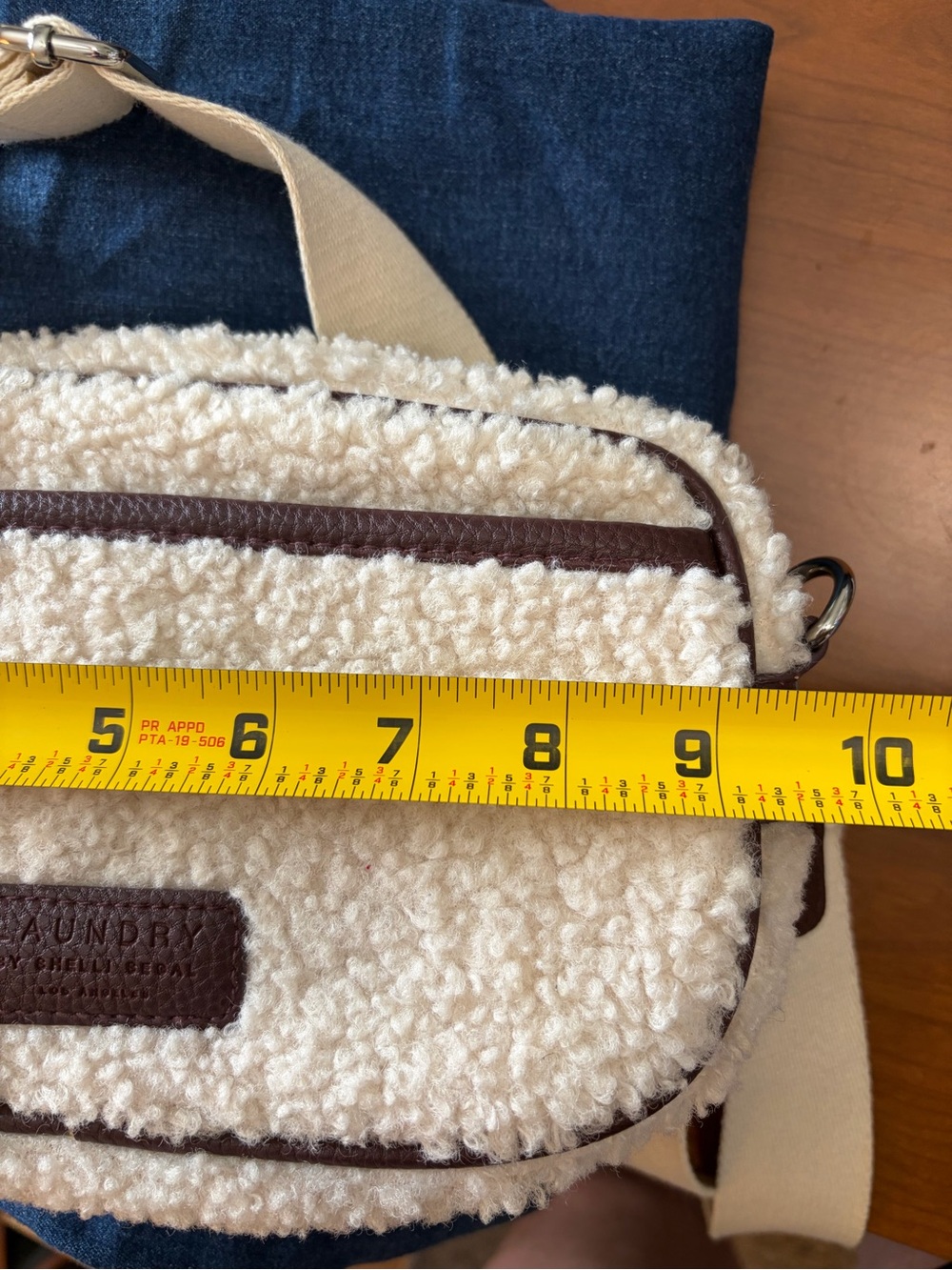 Laundry by Shelli Segal Bag Brown Cream Sherpa Fleece Crossbody Fanny Pack - Picture 4 of 7